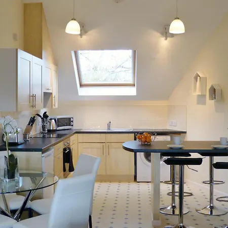 Daire The Sawmills, - Spacious 4 Bedroom Family House - Free Wifi - & Parking - Walk To Castle *