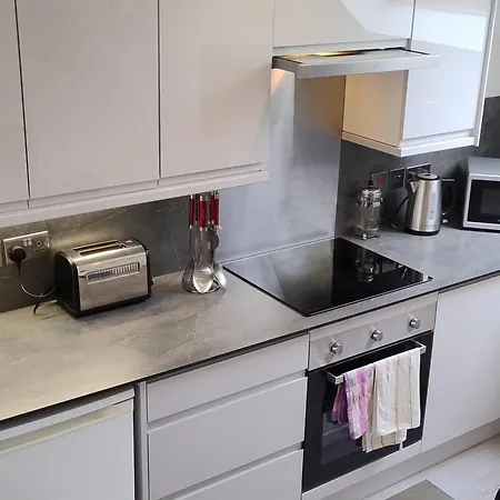 The Sawmills, - Spacious 4 Bedroom Family House - Free Wifi - & Parking - Walk To Castle