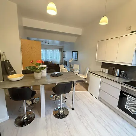 The Sawmills, - Spacious 4 Bedroom Family House - Free Wifi - & Parking - Walk To Castle