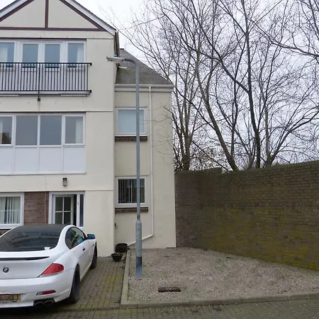 The Sawmills, - Spacious 4 Bedroom Family House - Free Wifi - & Parking - Walk To Castle