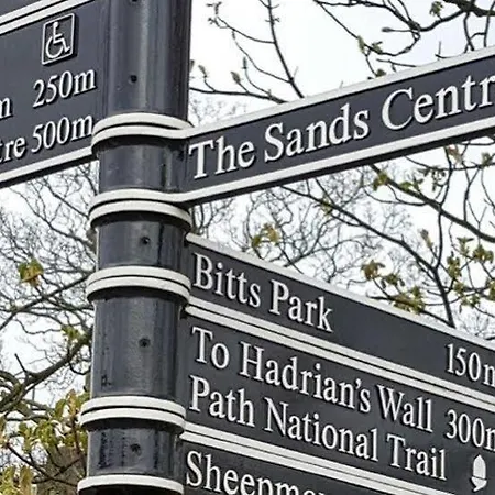 The Sawmills, - Spacious 4 Bedroom Family House - Free Wifi - & Parking - Walk To Castle Appartement *