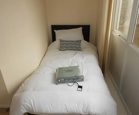 The Sawmills, - Spacious 4 Bedroom Family House - Free Wifi - & Parking - Walk To Castle *