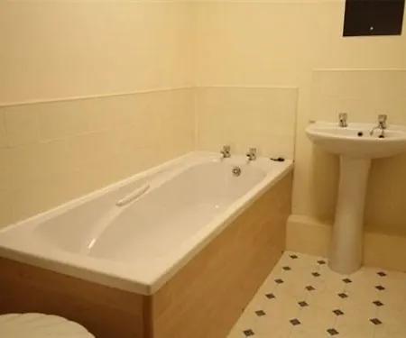 The Sawmills, - Spacious 4 Bedroom Family House - Free Wifi - & Parking - Walk To Castle * Carlisle (Cumbria)