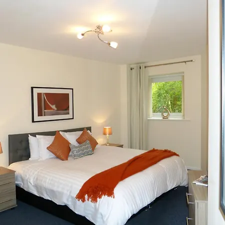 Apartment The Sawmills, - Spacious 4 Bedroom Family House - Free Wifi - & Parking - Walk To Castle