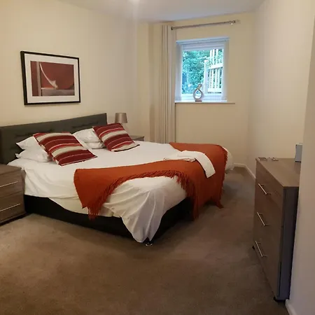 The Sawmills, - Spacious 4 Bedroom Family House - Free Wifi - & Parking - Walk To Castle Apartment