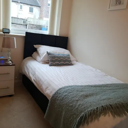 Daire The Sawmills, - Spacious 4 Bedroom Family House - Free Wifi - & Parking - Walk To Castle *