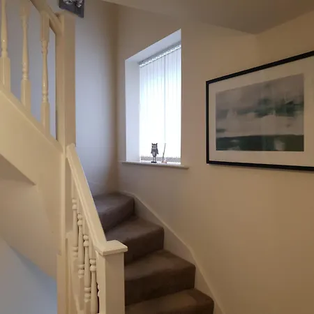 The Sawmills, - Spacious 4 Bedroom Family House - Free Wifi - & Parking - Walk To Castle *