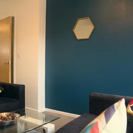 The Sawmills, - Spacious 4 Bedroom Family House - Free Wifi - & Parking - Walk To Castle Daire