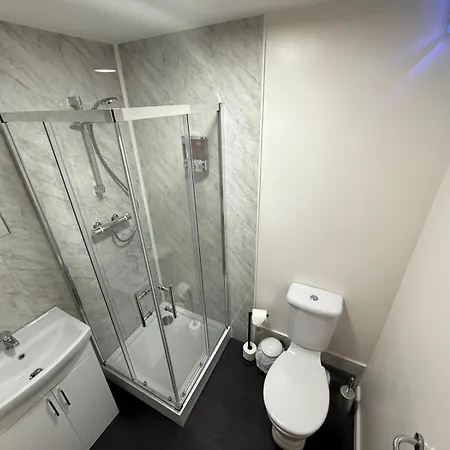 Daire The Sawmills, - Spacious 4 Bedroom Family House - Free Wifi - & Parking - Walk To Castle *