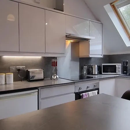 The Sawmills, - Spacious 4 Bedroom Family House - Free Wifi - & Parking - Walk To Castle Apartment