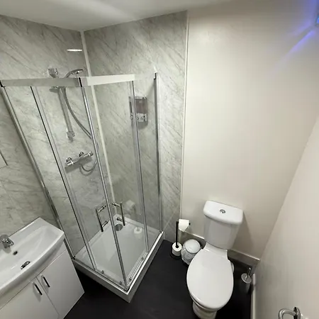 The Sawmills, - Spacious 4 Bedroom Family House - Free Wifi - & Parking - Walk To Castle *