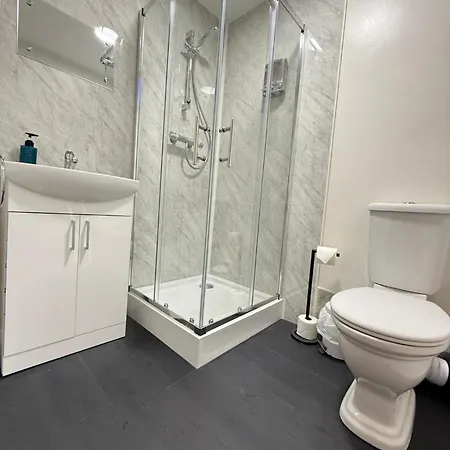 The Sawmills, - Spacious 4 Bedroom Family House - Free Wifi - & Parking - Walk To Castle Daire