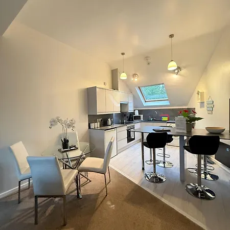 The Sawmills, - Spacious 4 Bedroom Family House - Free Wifi - & Parking - Walk To Castle Daire *