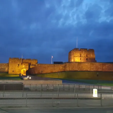 The Sawmills, - Spacious 4 Bedroom Family House - Free Wifi - & Parking - Walk To Castle *