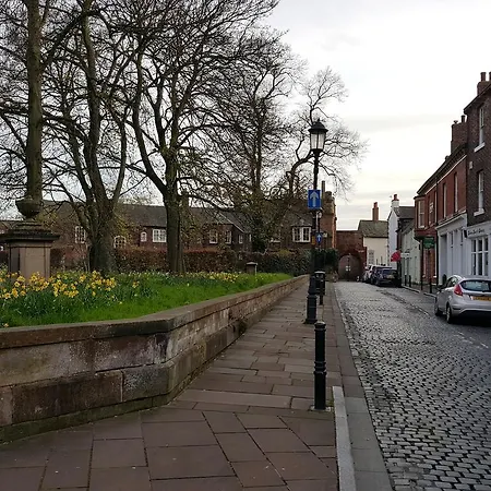 The Sawmills, - Spacious 4 Bedroom Family House - Free Wifi - & Parking - Walk To Castle Daire