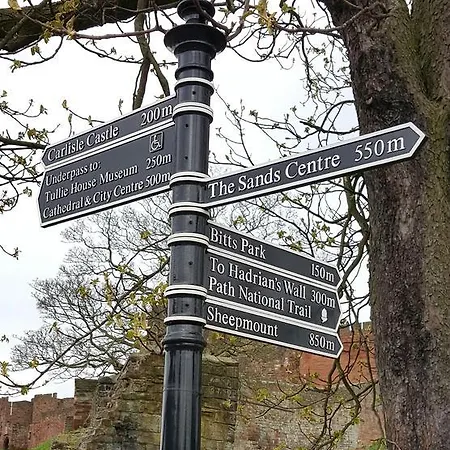 Daire The Sawmills, - Spacious 4 Bedroom Family House - Free Wifi - & Parking - Walk To Castle *