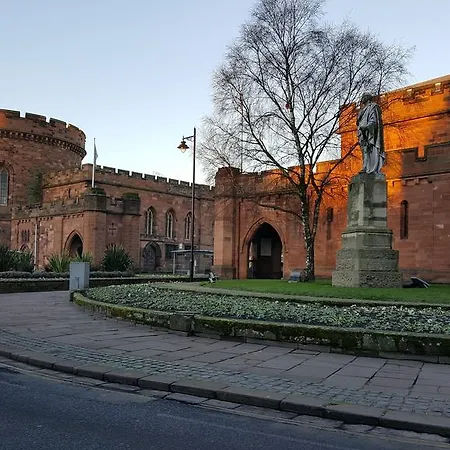 The Sawmills, - Spacious 4 Bedroom Family House - Free Wifi - & Parking - Walk To Castle