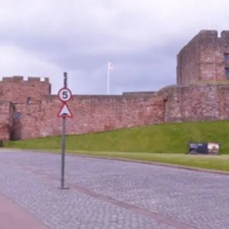 The Sawmills, - Spacious 4 Bedroom Family House - Free Wifi - & Parking - Walk To Castle *