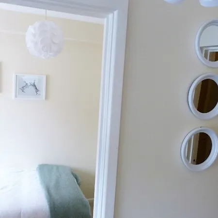 Daire The Sawmills, - Spacious 4 Bedroom Family House - Free Wifi - & Parking - Walk To Castle Carlisle (Cumbria)