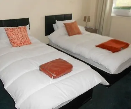 The Sawmills, - Spacious 4 Bedroom Family House - Free Wifi - & Parking - Walk To Castle