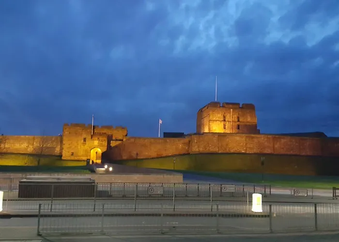 The Sawmills, - Spacious 4 Bedroom Family House - Free Wifi - & Parking - Walk To Castle *