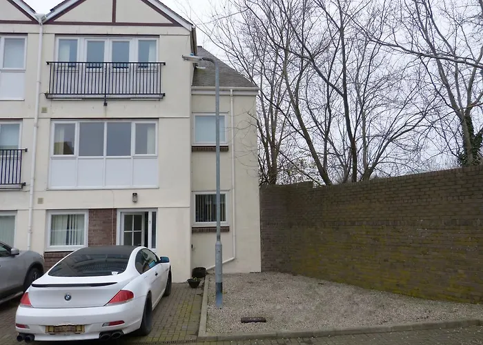 The Sawmills, - Spacious 4 Bedroom Family House - Free Wifi - & Parking - Walk To Castle