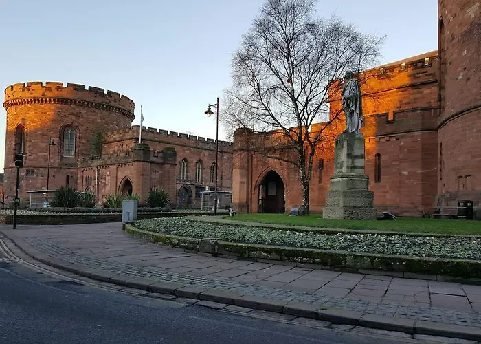 The Sawmills, - Spacious 4 Bedroom Family House - Free Wifi - & Parking - Walk To Castle