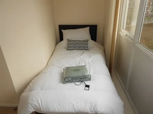 The Sawmills, - Spacious 4 Bedroom Family House - Free Wifi - & Parking - Walk To Castle *