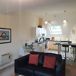 The Sawmills, - Spacious 4 Bedroom Family House - Free Wifi - & Parking - Walk To Castle * Carlisle