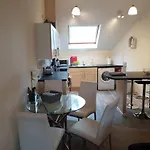The Sawmills, - Spacious 4 Bedroom Family House - Free Wifi - & Parking - Walk To Castle Apartman *