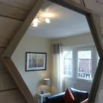 The Sawmills, - Spacious 4 Bedroom Family House - Free Wifi - & Parking - Walk To Castle *