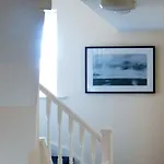 Apartman The Sawmills, - Spacious 4 Bedroom Family House - Free Wifi - & Parking - Walk To Castle *