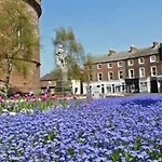 Apartman The Sawmills, - Spacious 4 Bedroom Family House - Free Wifi - & Parking - Walk To Castle *