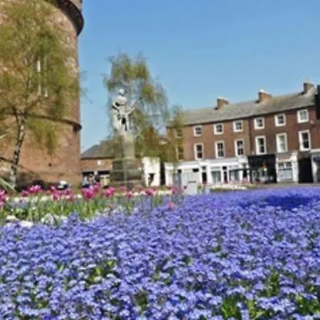 Apartment The Sawmills, - Spacious 4 Bedroom Family House - Free Wifi - & Parking - Walk To Castle *