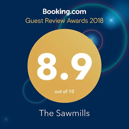 The Sawmills, - Spacious 4 Bedroom Family House - Free Wifi - & Parking - Walk To Castle Apartment
